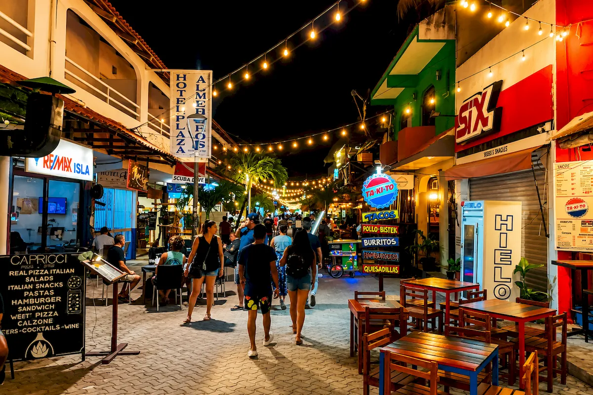 Evening activity along Avenida Hidalgo in Isla Mujeres