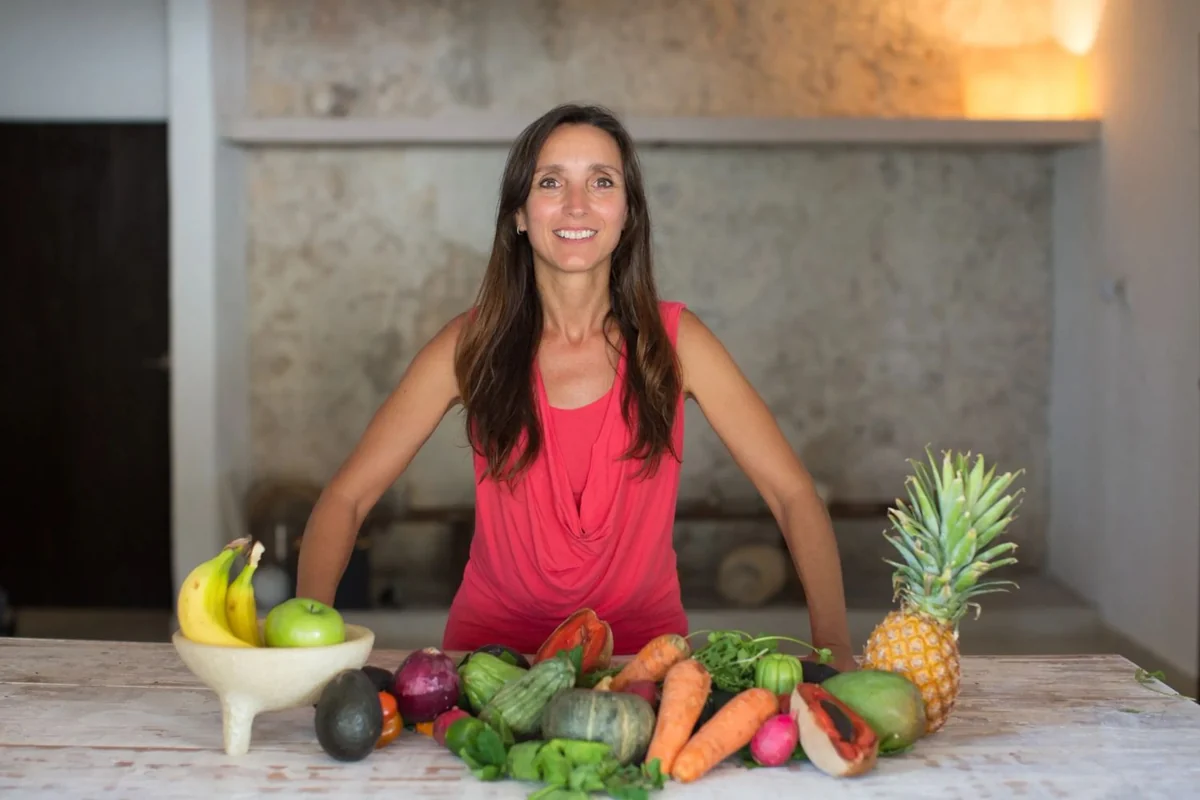 Lucia of Simply Healthy Living with fresh fruit and vegetables in Isla Mujeres